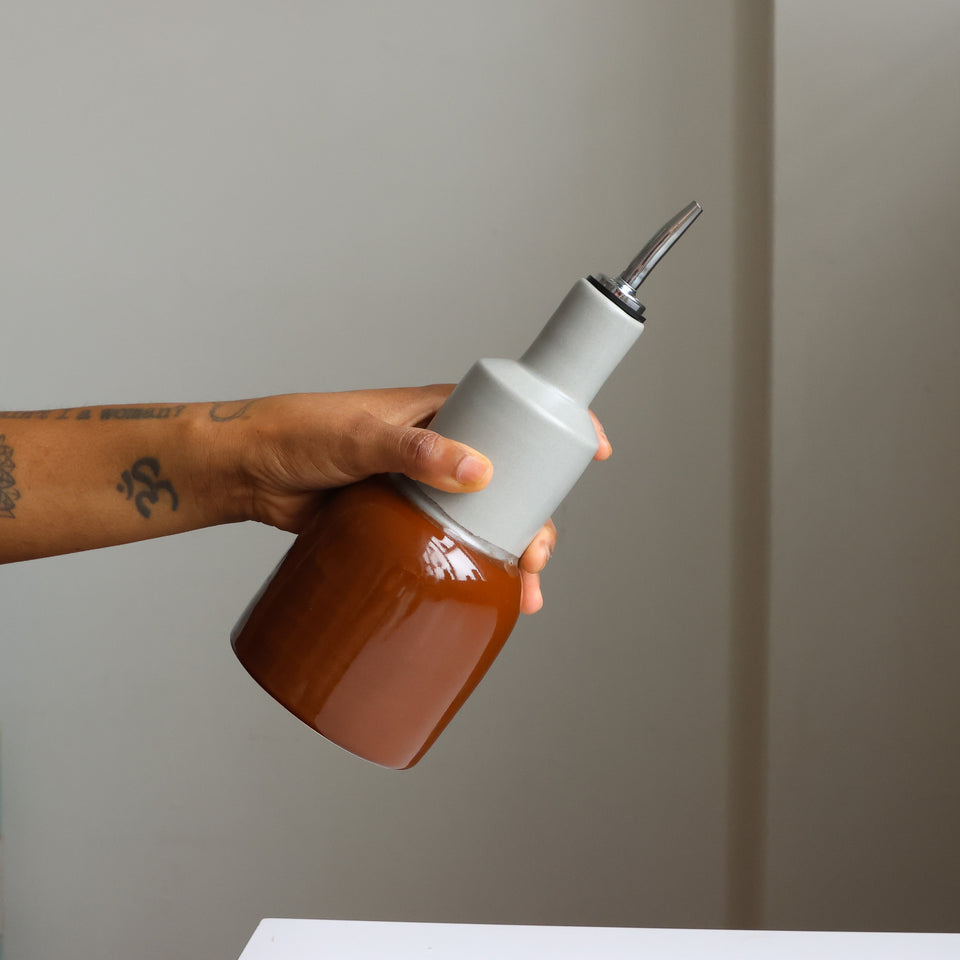 Oil pourer